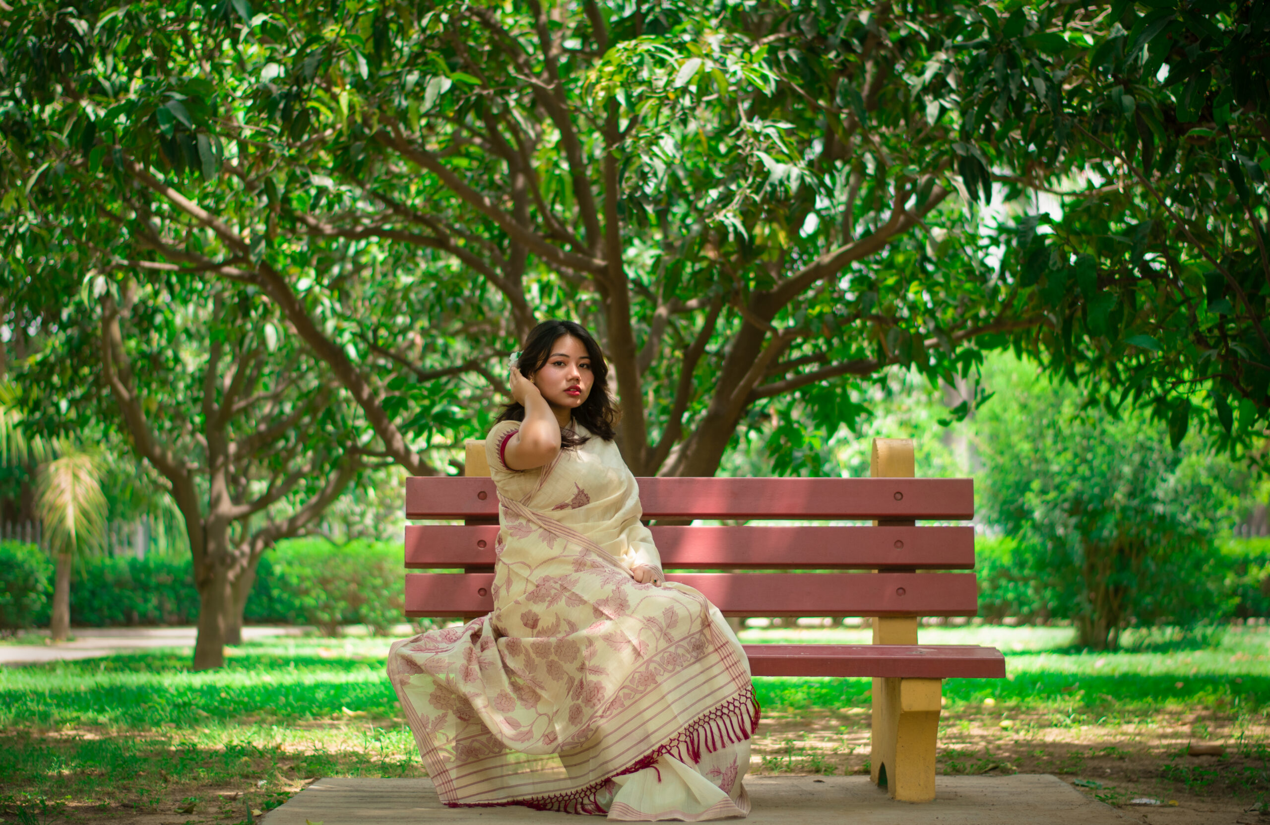 Handwoven Natural Tussar Silk Saree with red Floral Motifs - Image 4