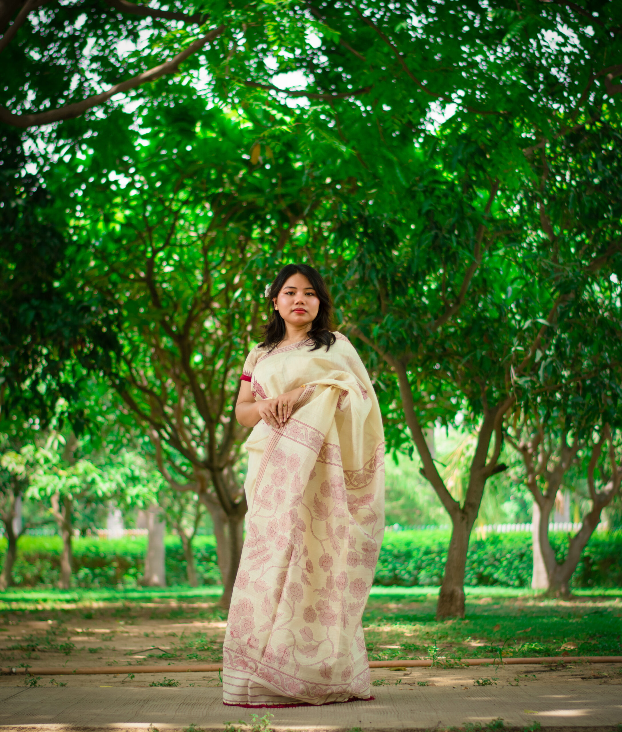 Handwoven Natural Tussar Silk Saree with red Floral Motifs - Image 5
