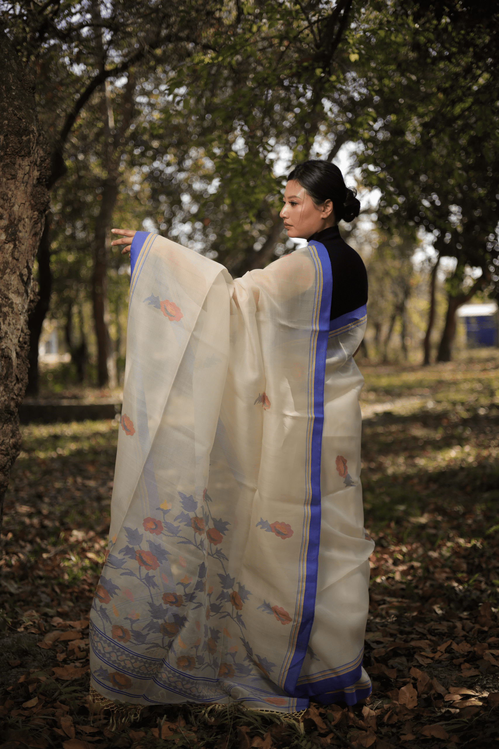 Elegant Mulberry Raw Silk Rani Sari with Blue Border - Image 5