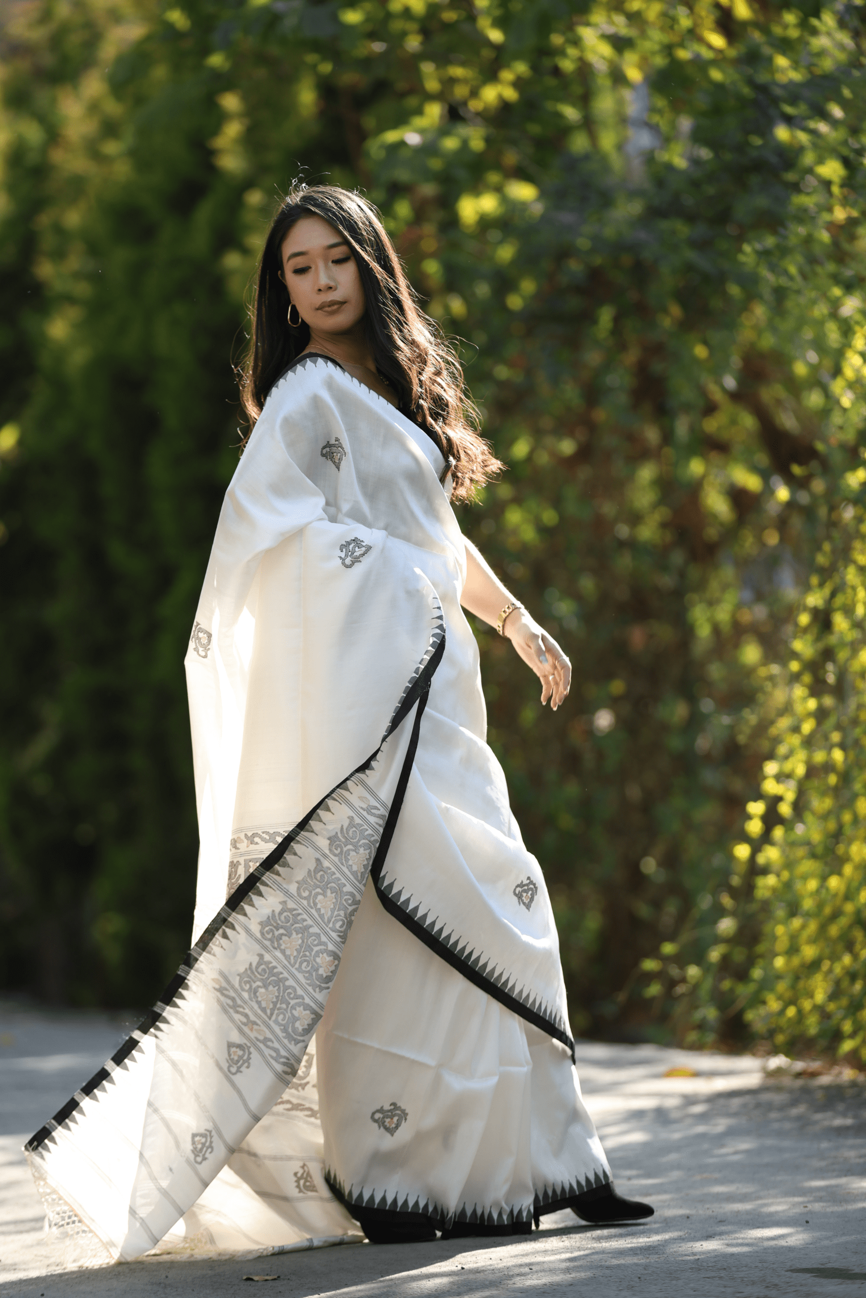 Classic White & Black Moirangphee Mulberry Silk Saree - Image 2