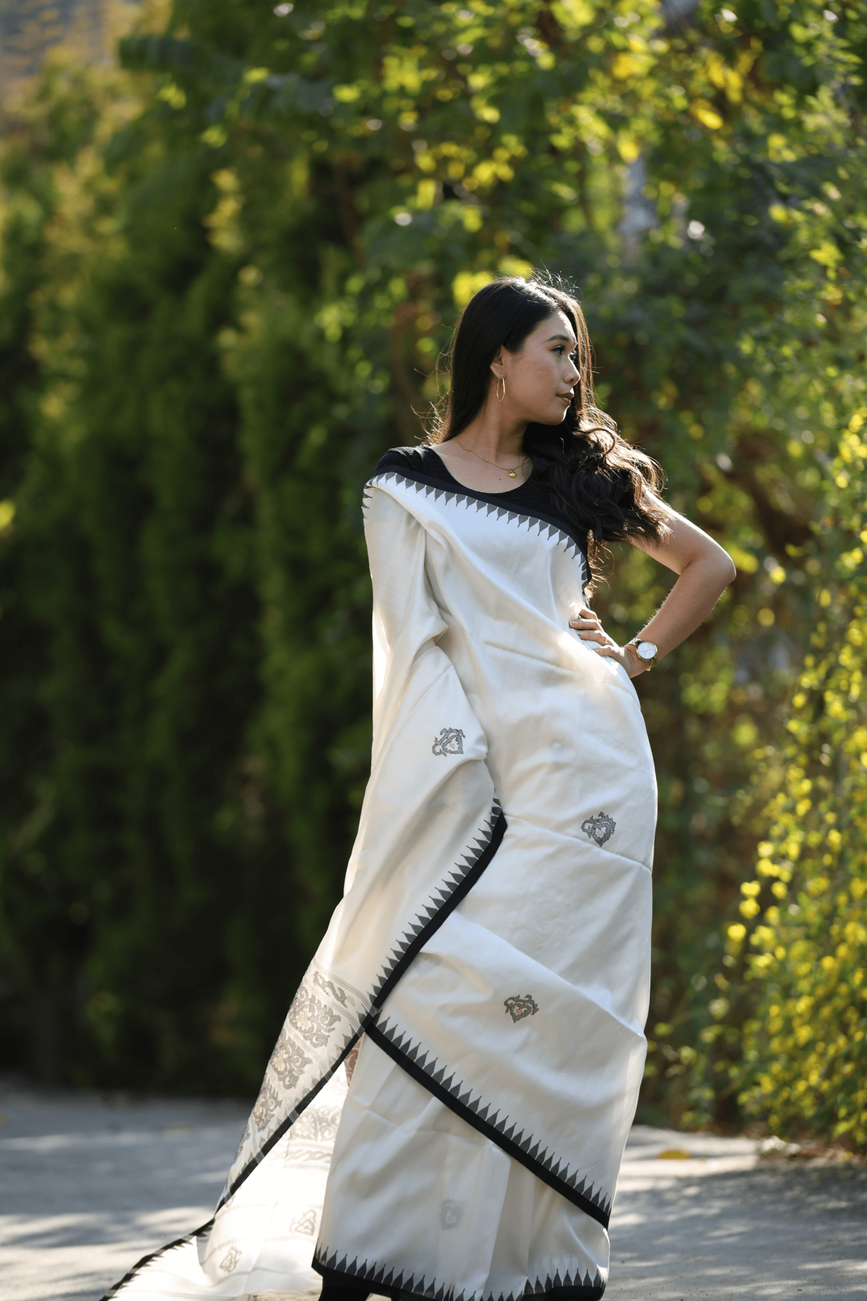 Classic White & Black Moirangphee Mulberry Silk Saree - Image 4