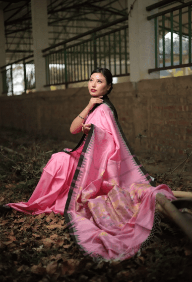 Rosé Dusk Moirangphee – Mulberry Silk Saree in Pink & Charcoal Grey - Image 3